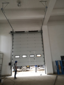 <span class=keywords><strong>Porte</strong></span> de garage <span class=keywords><strong>sectionnelle</strong></span> isolée SEPPES <span class=keywords><strong>avec</strong></span> <span class=keywords><strong>porte</strong></span> à battant intégrée et fenêtres pour bâtiments commerciaux - Product Image 4