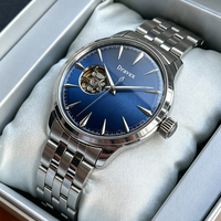 Montre-bracelet mécanique pour homme à usage quotidien, bracelet en acier poli réglable, index des heures de forme pointue, cadran bleu marine, montre-bracelet décontractée