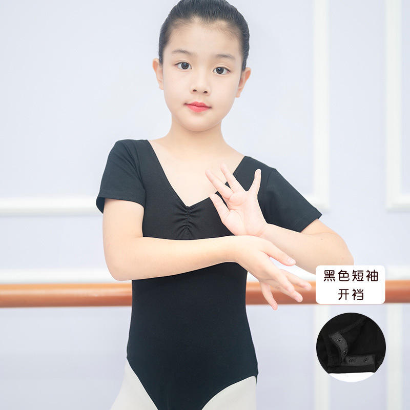 เสื้อยืดแขนสั้นสีดำ