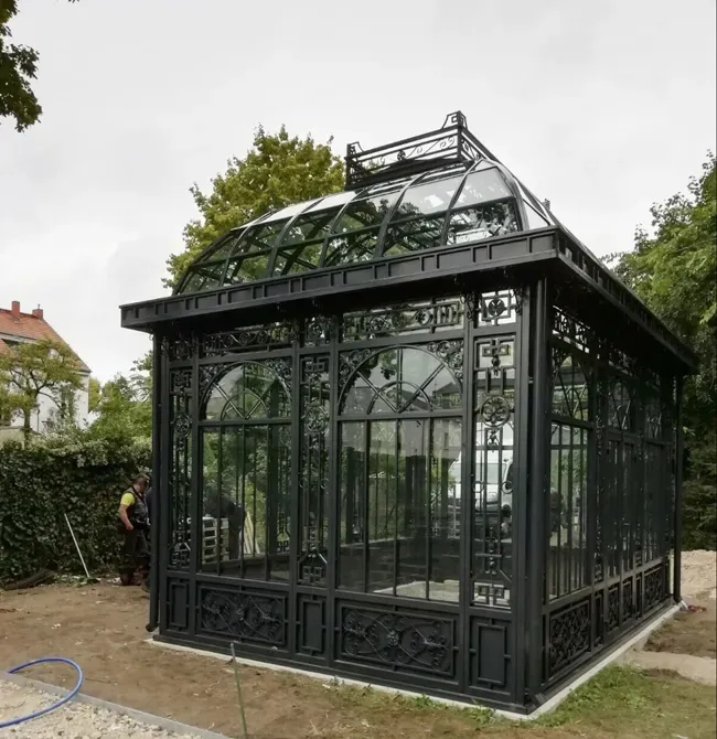 Gazebo extérieur en métal imperméable ornemental de style occidental avec verre en fonte forgé résistant au vent