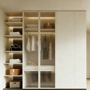 Armoire moderne modulaire blanche avec porte en verre nervuré, éclairage intégré et rangement latéral ouvert pour chambre à coucher - Product Image 5