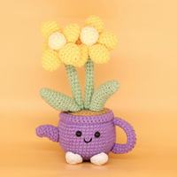 Ornement de théière en crochet fait main, fleur de marguerite tricotée dans un pot en forme de théière mignonne, décoration de table mini kawaii