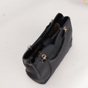 Sac fourre-tout en cuir PU imperméable et durable, deux ouvertures, broderie, faible MOQ, personnalisation, vente en gros directe d'usine, style simple et uni - Product Image 6