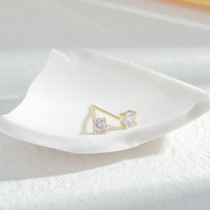 ED64324 Boucles <span class=keywords><strong>d</strong></span>'oreilles <span class=keywords><strong>ours</strong></span> pour étudiants Une carte <span class=keywords><strong>Trois</strong></span> paires de boucles <span class=keywords><strong>d</strong></span>'oreilles rouges en maille multi-piercing simples <span class=keywords><strong>et</strong></span> petites - Product Image 3