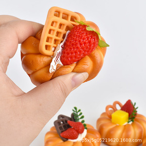 Modèle de mini-cupcake artificiel parfumé, réaliste, factice, pour la décoration de table domestique, ou comme ornement pour vitrine de boulangerie - Product Image 4