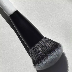 <span class=keywords><strong>Pinceau</strong></span> de <span class=keywords><strong>maquillage</strong></span> fond de teint et poudre double têtes avec cheveux synthétiques de haute qualité - Product Image 3