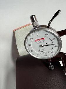 Cuero Sintético Nappa de PVC para Sofás de Auto - Impermeable, Resistente a las Manchas, Patrón Repujado, 1.2mm de Grosor, 54/55 Pulgadas de Ancho - Product Image 4