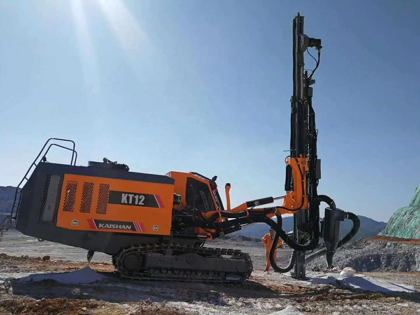 Crawler DTH Multifunctional integrated dth drilling rig Open Mountain blast hole drilling machine