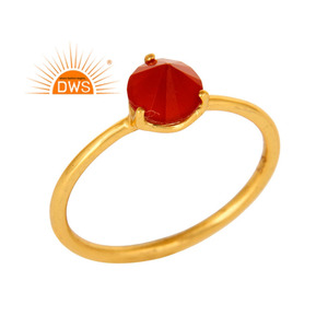 Bague solitaire en onyx rouge naturel Bague en argent plaqué or pour femme Fabricant de bijoux en pierres précieuses naturelles Collection classique - Product Image 1