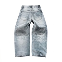 Jeans imprimés DIZNEW bleu clair, motif celtique, gaufrage laser, texture plissée, logo nid d'abeille avant et arrière, breloque métallique, personnalisable OEM
