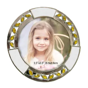 Ronde Zilveren Witte Met Juwelen Versierde 3.5X3.5 Inch Kinderen Metalen Zinklegering Tafelblad Fotolijst