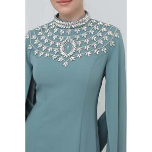 Vestido de Noche Largo con Pedrería Verde para Mujer, Marca Puane, Ideal para Eventos Formales y Ocasiones Especiales - Product Image 2