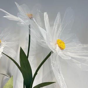 Personalizado blanco pequeña Margarita gigante flor de papel decoraciones de la boda de seda de pie conjunto para tienda escaparate para graduación - Product Image 5