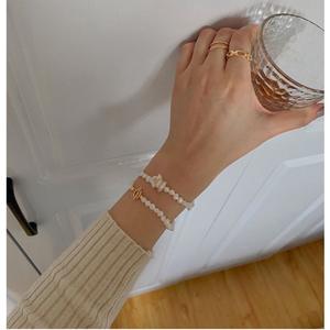 สร้อยข้อมือไข่มุกน้ำจืดทรงบาร็อคธรรมชาติ ดีไซน์หัวเข็มขัดแบบ OT พร้อมจี้ตกแต่งสวยงาม - Product Image 4