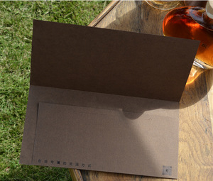 استلام ورق الكتان البني الفاخر هدية الأعمال المخصصة حامل قسيمة ورقة مغلف - Product Image 4