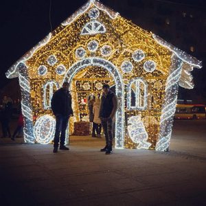 Décoration lumineuse extérieure personnalisée en forme de cabane du Père Noël 3D en fer avec motif maison de bonbons de Noël, IP65, multicolore, installation facile - Product Image 1
