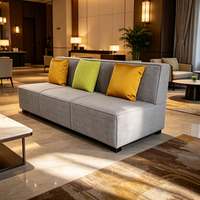 Canapé trois places en tissu rembourré avec structure en bois, mobilier moderne pour espaces commerciaux, villas, salles d'attente publiques et hôtels