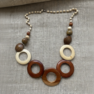 Collar largo de estilo bohemio de madera hecho a mano con colgante de cuentas marrones, joyería religiosa cristiana, regalo para ella - Product Image 1