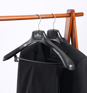Fabricants logo personnalisé sans trace hommes larges épaules cintres en tissu durable gain de place <span class=keywords><strong>2</strong></span> pièces ensemble femme cintres - Product Image 1