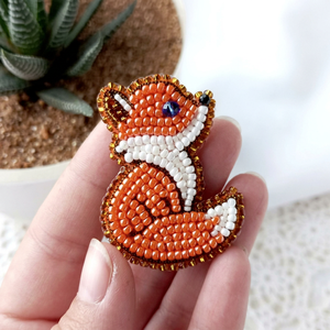 Broche en forme de renard faite à la main avec des perles, accessoire décoratif en toile de coton de haute qualité, respectueux de l'environnement, artisanat textile - Product Image 1