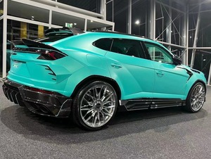 Kit carrosserie en fibre de carbone de style KH entièrement nouveau pour Lamborghini Urus, comprenant lèvre avant, jupes latérales, diffuseur, spoiler, extension d'ailes et capot. - Product Image 2