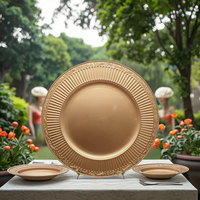 Assiette de service classique de luxe en plastique PP micro-gaufré doré 13 pouces, couleur personnalisée, motif botanique, durable pour la cuisine