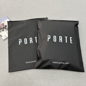 Sacchetti con Cerniera in Polietilene <span class=keywords><strong>Nero</strong></span> Opaco Ecologici con <span class=keywords><strong>Logo</strong></span> Personalizzato, Buste con Chiusura a Zip per Abbigliamento - Product Image 3