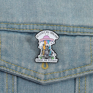 Mijn Trauma Maakte Me Tenminste Grappige Emaille Pin Geestelijke Gezondheid Citaat Broche Skelet Ontwerp Revers Badge Sieraden Voor Vrienden - Product Image 1