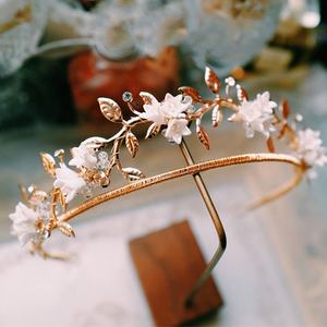 Amelie porcellana floreale capelli da sposa corona diara Set di orecchini da regina principessa corona accessori per il ballo di compleanno altri speciali - Product Image 6