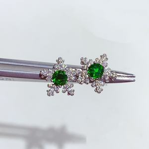 Серебряные серьги-гвоздики с натуральными драгоценными камнями, украшенные изысканным дизайном из пиропа (граната). - Product Image 4