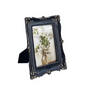 Cornice Portafoto da Parete in Resina Nera Dorata Intagliata Stile Francese Vintage Europeo per Soggiorno e Camera da Letto - Product Image 1