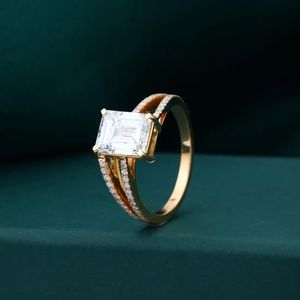 Anillo de Diamante Cultivado en Laboratorio con Corte Esmeralda en Oro, Joyería Fina Elegante de Diseñador, Anillo de Compromiso y Boda Brillante de Primera Calidad - Product Image 1