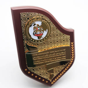 Scudo in legno con targa in metallo, trofeo personalizzato, medaglia trofeo di alta qualità, trofeo d'onore in legno lucidato - Product Image 1