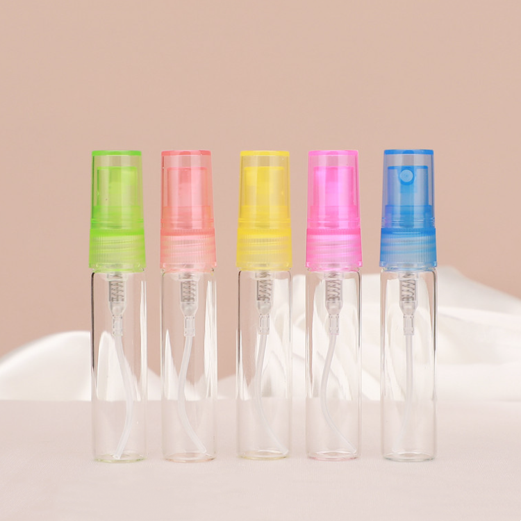 Bouteille en verre avec vaporisateur rouge