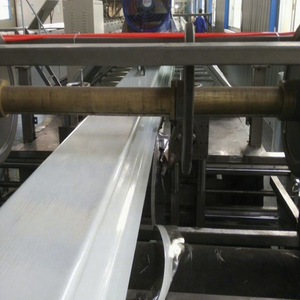 Machine de production et de formage de tuiles de toiture continues en composite fibre de verre et plastique pour gouttières et canaux d'eau - Product Image 1