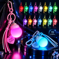 Porte-clés LED multicolore en plastique, motif dessin animé, avec boule lumineuse mignonne, breloque de sac à pompon, accessoire de mode pour femmes et filles