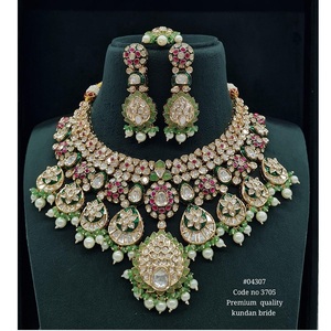 Ensemble de bijoux de mariée victoriens Kundan 04307 avec collier, boucles d'oreilles et tikka pour femmes, pour les mariages et les occasions festives - Product Image 3