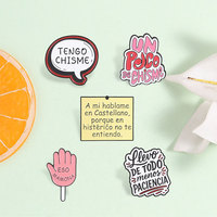 Cinq styles de broches émaillées amusantes avec slang espagnol, bulles de chat, main, crème glacée et slogan latin pour la décoration de sacs à dos