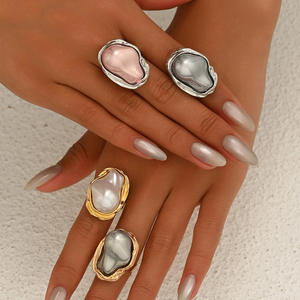 बारोक विंटेज सफेद महिलाओं के सोने की प्लेटेड एडजस्टेबल नकली मोती रिंग ट्रेंडी स्टेटमेंट शादी गहने अनियमितता उंगली फिट - Product Image 2