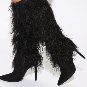 מגפי נשים יוקרתיים בהתאמה אישית, עם עקב סטילטו מחודד, מגיעים עד הברך, מעוטרים בנוצות יען אמיתיות. - Product Image 3