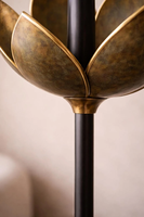 Lampe sur pied moderne vintage en forme de fleur de lotus, structure en laiton avec sculpture en marbre, idéale pour le salon, la chambre, l'hôtel, le hall d'entrée.
