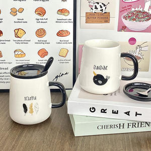 Mug en céramique avec couvercle et cuillère, 301-400 ml, résistant à la chaleur, idéal pour le petit-déjeuner au bureau ou pour les couples. - Product Image 4