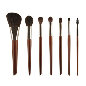 Set de 7 Brochas de Maquillaje de Pelo Animal con Mango de Madera, Cerdas Naturales para Base, Difuminado, Sombra de Ojos e Iluminador - Product Image 2