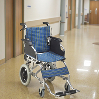 Fauteuil roulant manuel léger en aluminium avec poignée rabattable pour le transfert de patients en maison de retraite et à domicile