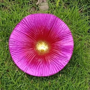 حمام الطيور البرية ومغذي بذور الماء يقف في الهواء الطلق على شكل زهرة حديد - Product Image 5