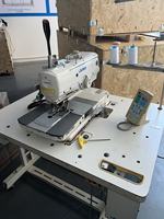 Machine à coudre industrielle à boutonnière ronde électronique d'occasion Jukis 3200, adaptée pour la couture de boutonnières sur les costumes en denim