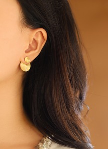 Boucles d'oreilles clous géométriques en acier titane plaqué or 18 carats, style chinois, gravées motif éventail origami, dos rond, inaltérables, vente en gros - Product Image 2