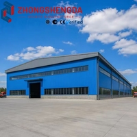 Atelier à structure en acier à un étage, ossature en acier en H, design moderne, deux rangées de fenêtres, usine industrielle préfabriquée, cour en béton