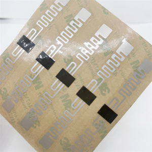 Étiquette RFID UHF personnalisée durable avec performance longue portée de 5 m pour la gestion logistique de détail, vêtements, U8 U9, papier PP - Product Image 3