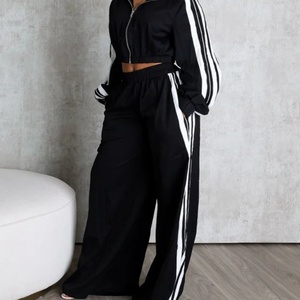 Conjunto Deportivo de Mujer, Estilo 2025, Chaqueta Corta con Cierre y Pantalones Anchos a Rayas Blancas y Negras - Product Image 1